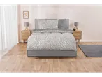 Set de lenjerie de pat cu model geometric, gri și bej, pe un pat modern într-o cameră decorată minimalist.
