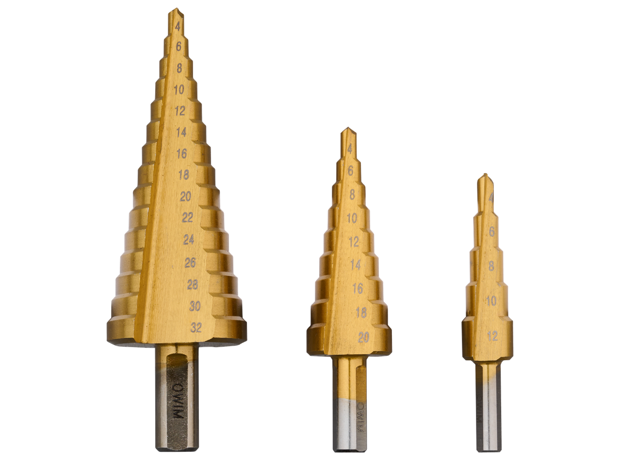 Комплект от три златни стъпаловидни свредла с различни размери, изписани отстрани.