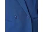 Close-up de um blazer azul vibrante de botões duplos.