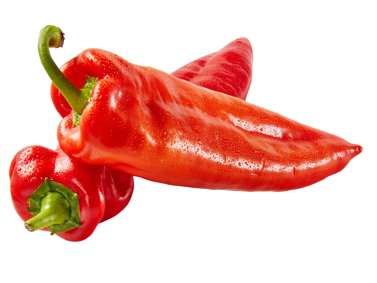 Két piros paprika vízcseppekkel, fekete háttér előtt.