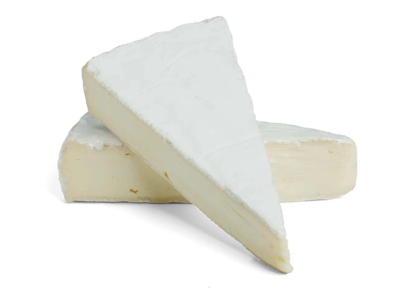 Twee wiggen brie, de ene leunend tegen de andere, met een romige textuur en witte korst.