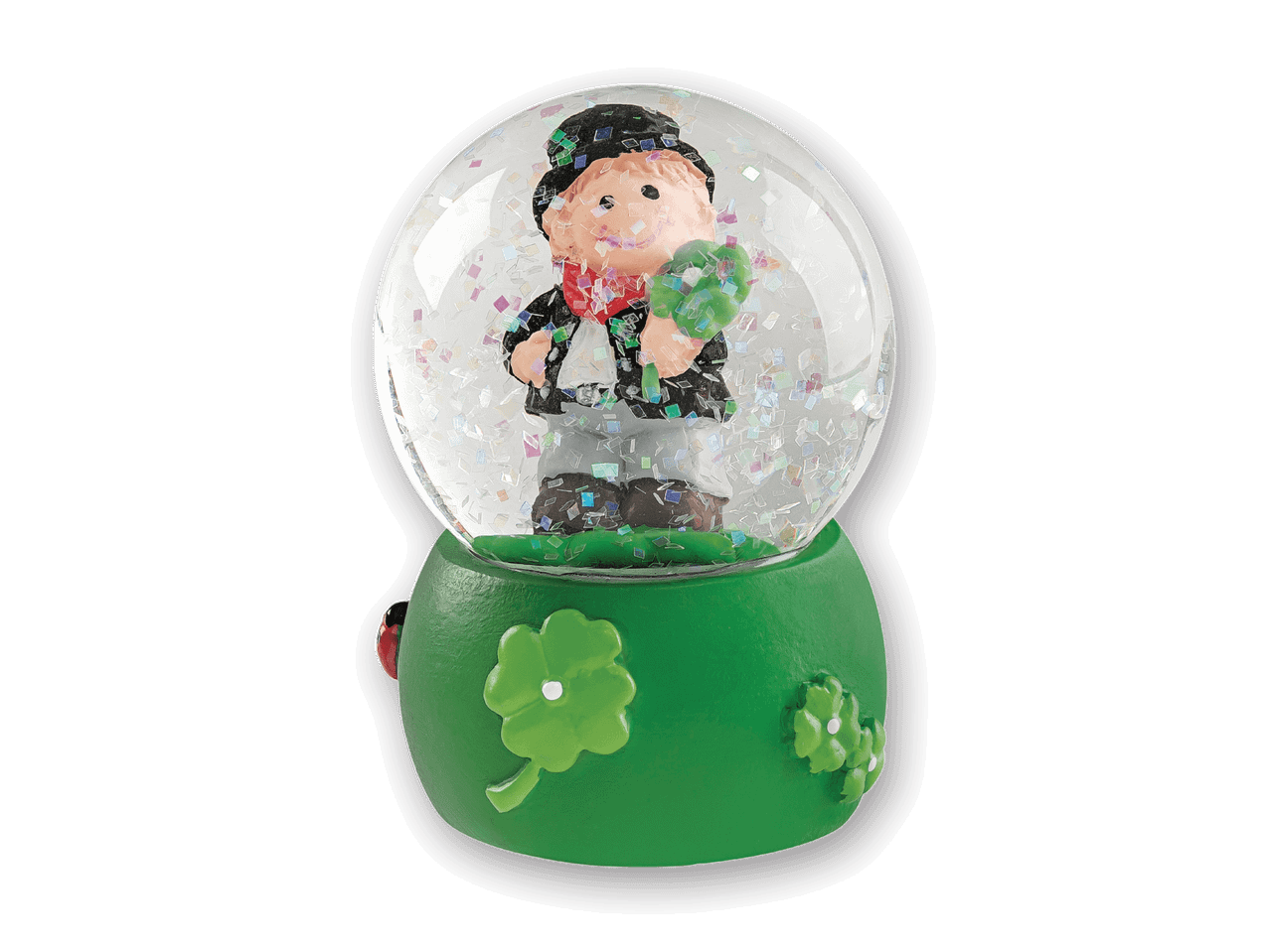 Schneekugel mit Koboldfigur, Kleeblättern und Marienkäfer auf grünem Sockel