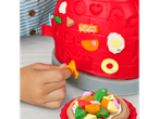 Criança brinca com plasticina PLAY-DOH®, criando uma pizza com vários ingredientes.