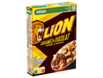 Boîte de céréales Nestlé Lion Caramel & Chocolat avec un bol de céréales.