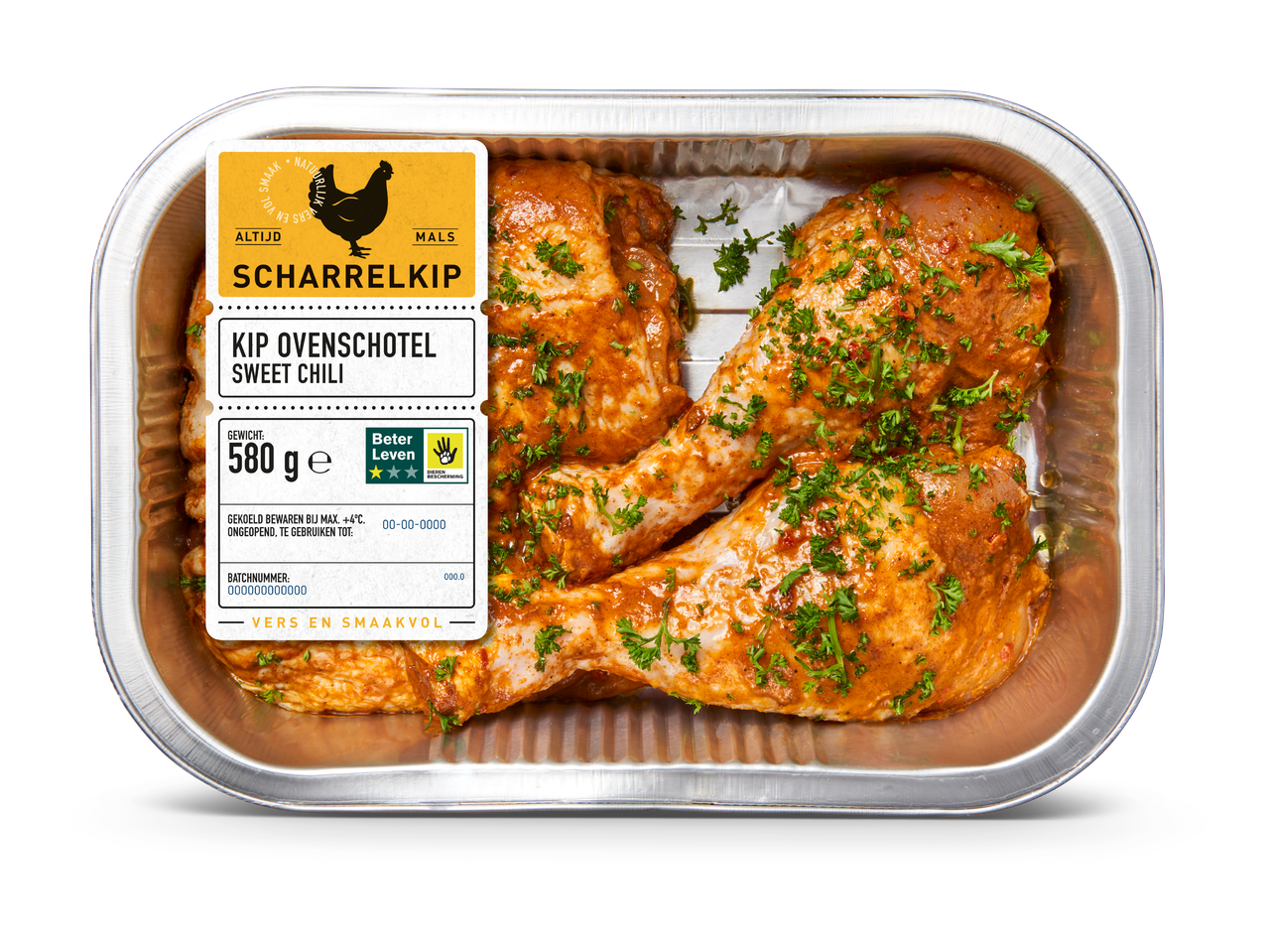 Ovenschotel met gemarineerde scharrelkip drumsticks en peterselie, met een label dat de productinformatie en het Beter Leven keurmerk toont.
