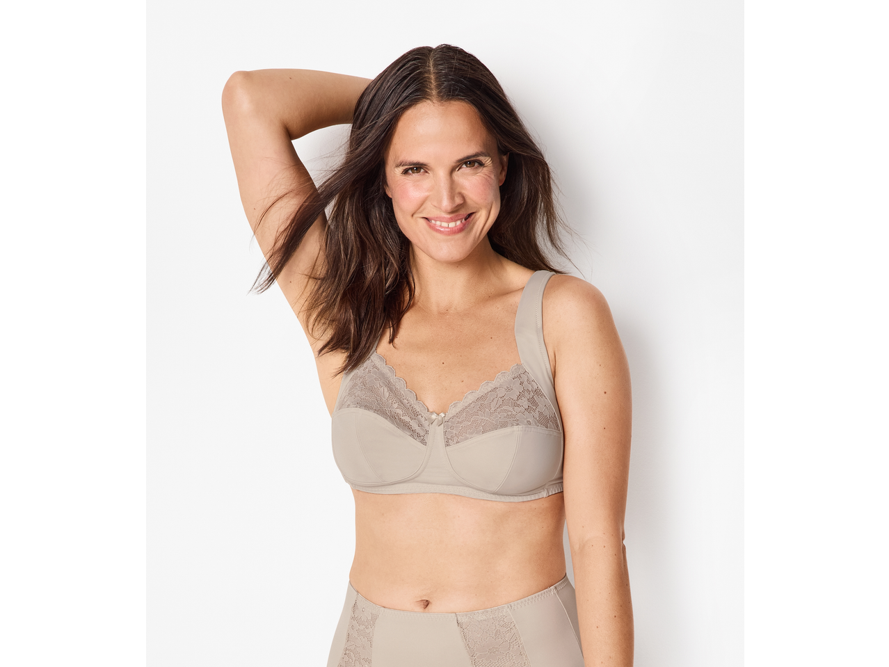 Mulher sorridente com sutiã macio ESMARA bege com detalhes de renda