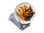Worstjes, aardappelballetjes en wortels op een bord.