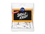 En pose med hvidt, cylinderformet slik, mærket 'ORIGINAL SKOLEKRIDT' på en tavle.