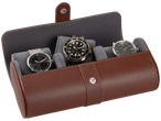 Trois montres-bracelets dans un étui de voyage en cuir marron.