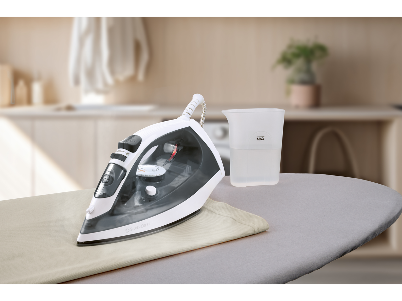 Silvercrest® parna pegla na dasci za peglanje sa mernom čašom.