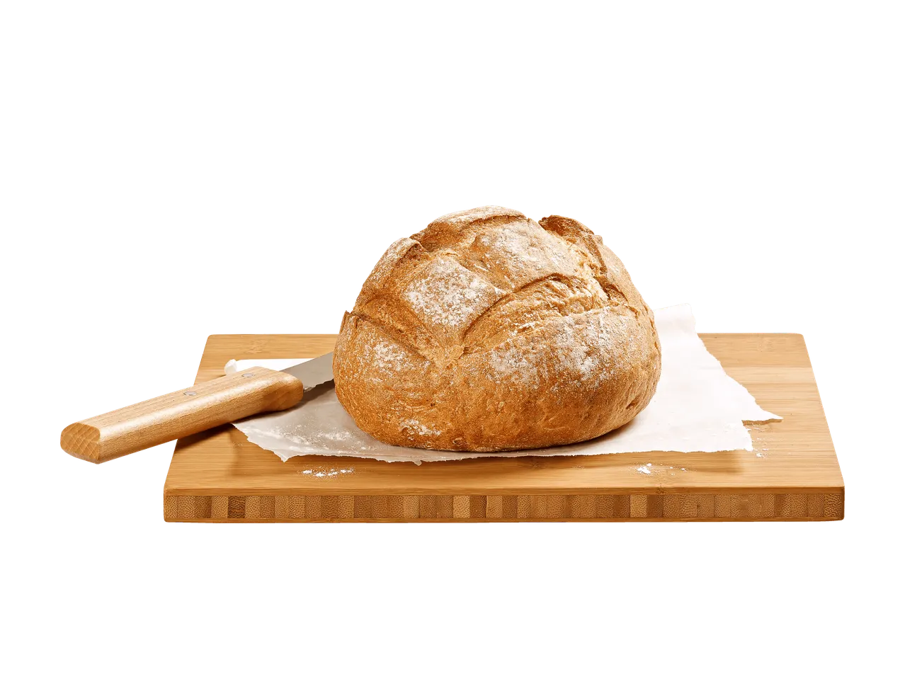 Ein rundes, frisch gebackenes Brot auf einem Holzbrett mit einem Messer daneben.