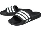 Un paio di sandali neri Adidas con tre strisce bianche e il logo Adidas.