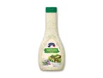 Salatdressing med purløg i en flaske, med et billede af en salatskål og en lille skål dressing.
