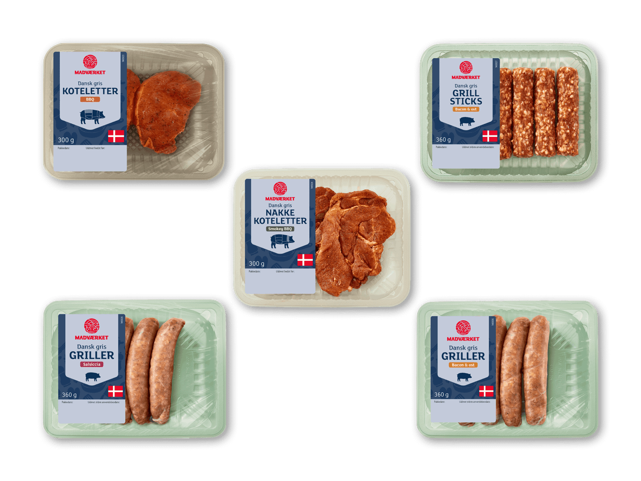 Fem pakker med forskellige udskæringer af marineret svinekød og pølser, herunder koteletter, nakkekoteletter, grillsticks og grillpølser.