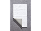 Tapete de banheiro branco em um piso cinza.