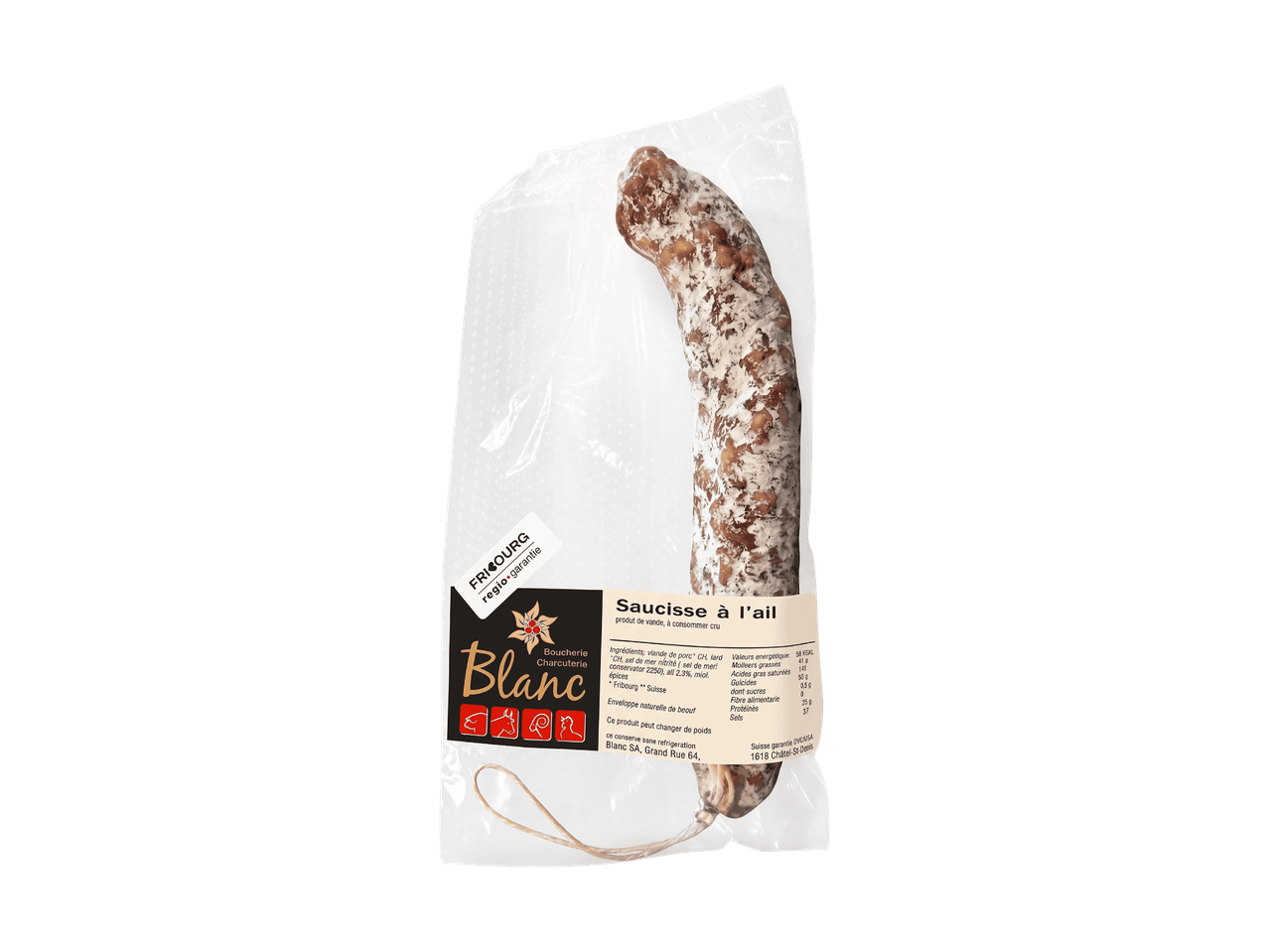 Saucisson sec avec ail, romarin et sel sur une planche en ardoise.