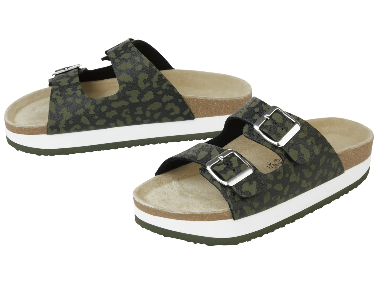 Sandales à deux brides avec motif camouflage vert et boucles argentées.