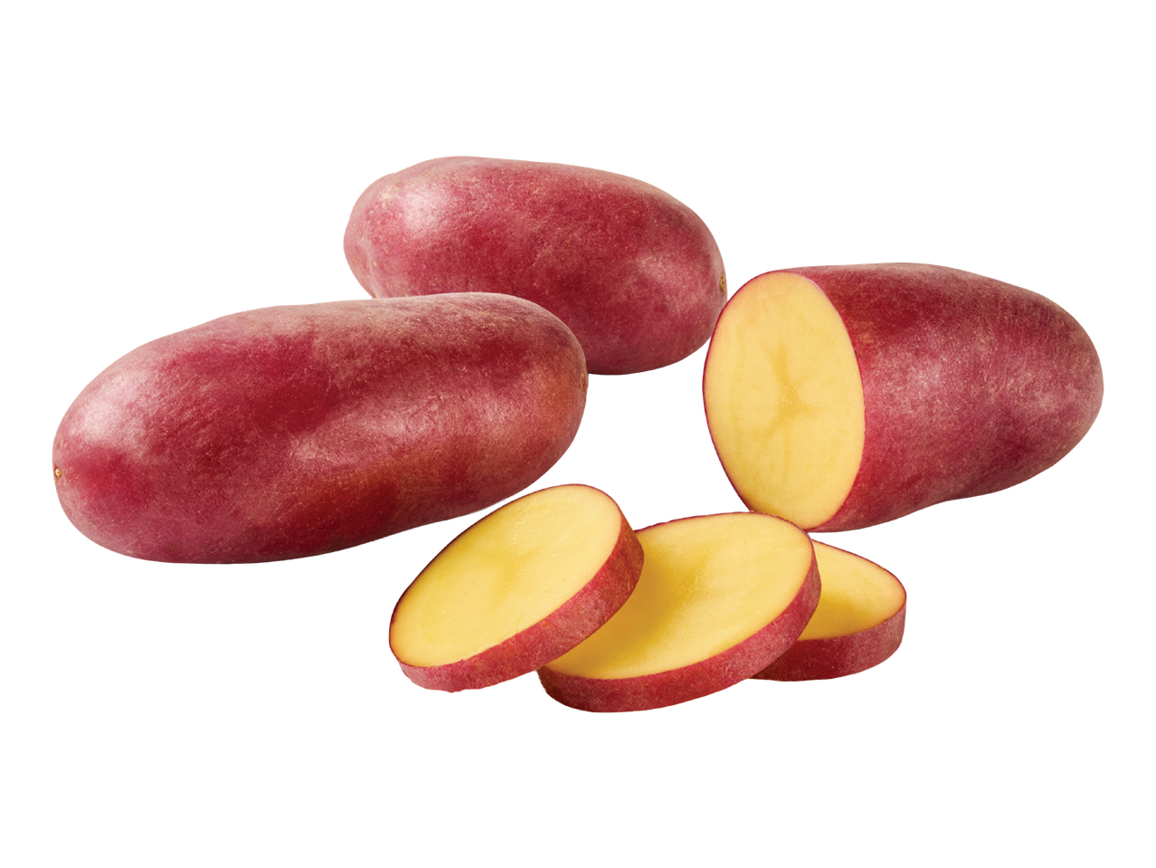 Crveni krompiri, celi i isečeni na kriške, na crnoj pozadini.