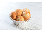 Pãezinhos em uma cesta branca.