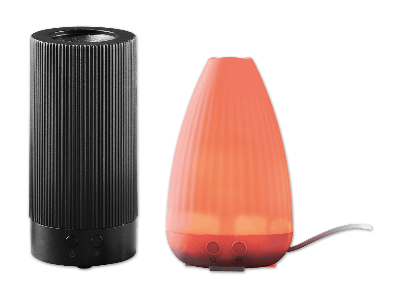 Zwei Diffusoren, einer schwarz und einer leuchtend orange, auf schwarzem Hintergrund.