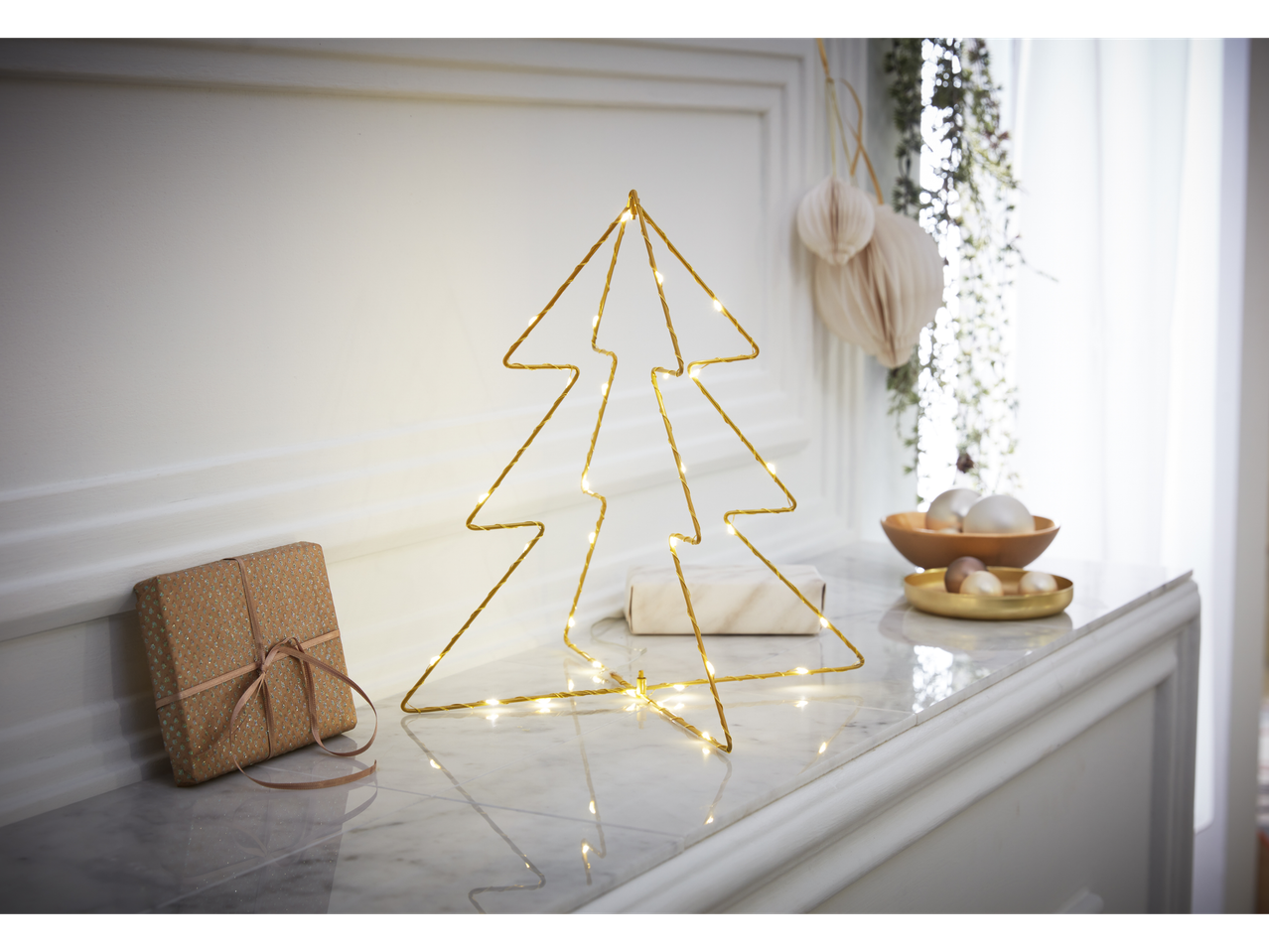 Livarno Home dekoratīvā LED eglīte uz marmora ar dāvanām un dekorācijām.