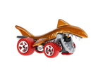 Carrinho Hot Wheels em forma de tubarão dourado com rodas vermelhas.