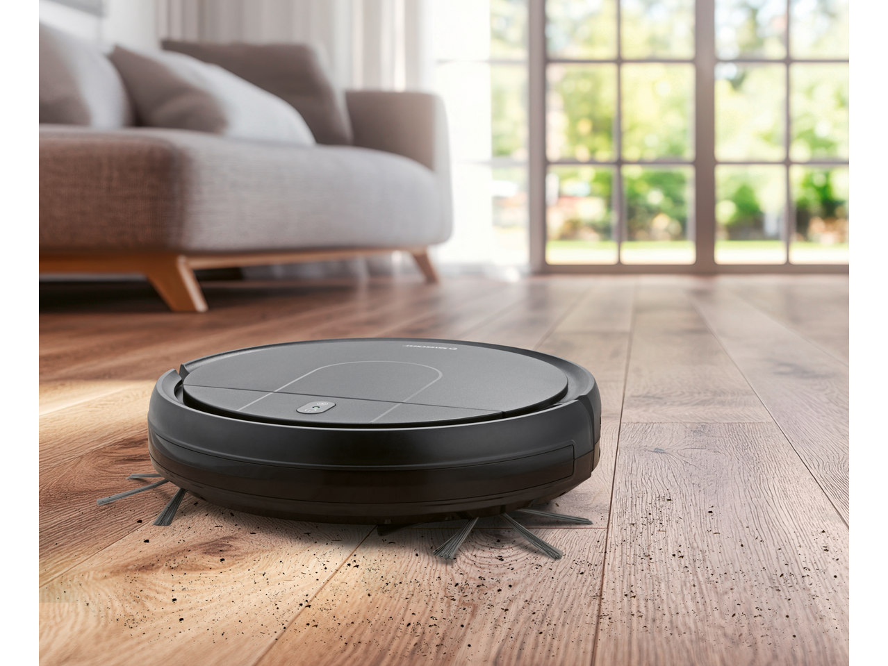 SILVERCREST® robotski usisivač čisti prljav drveni pod u dnevnoj sobi.