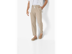 Calças bege e espadrilles: roupa casual de verão.