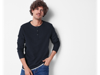 ESMARA MEN: Moški v temno modri majici Henley z dolgimi rokavi in kavbojkah.