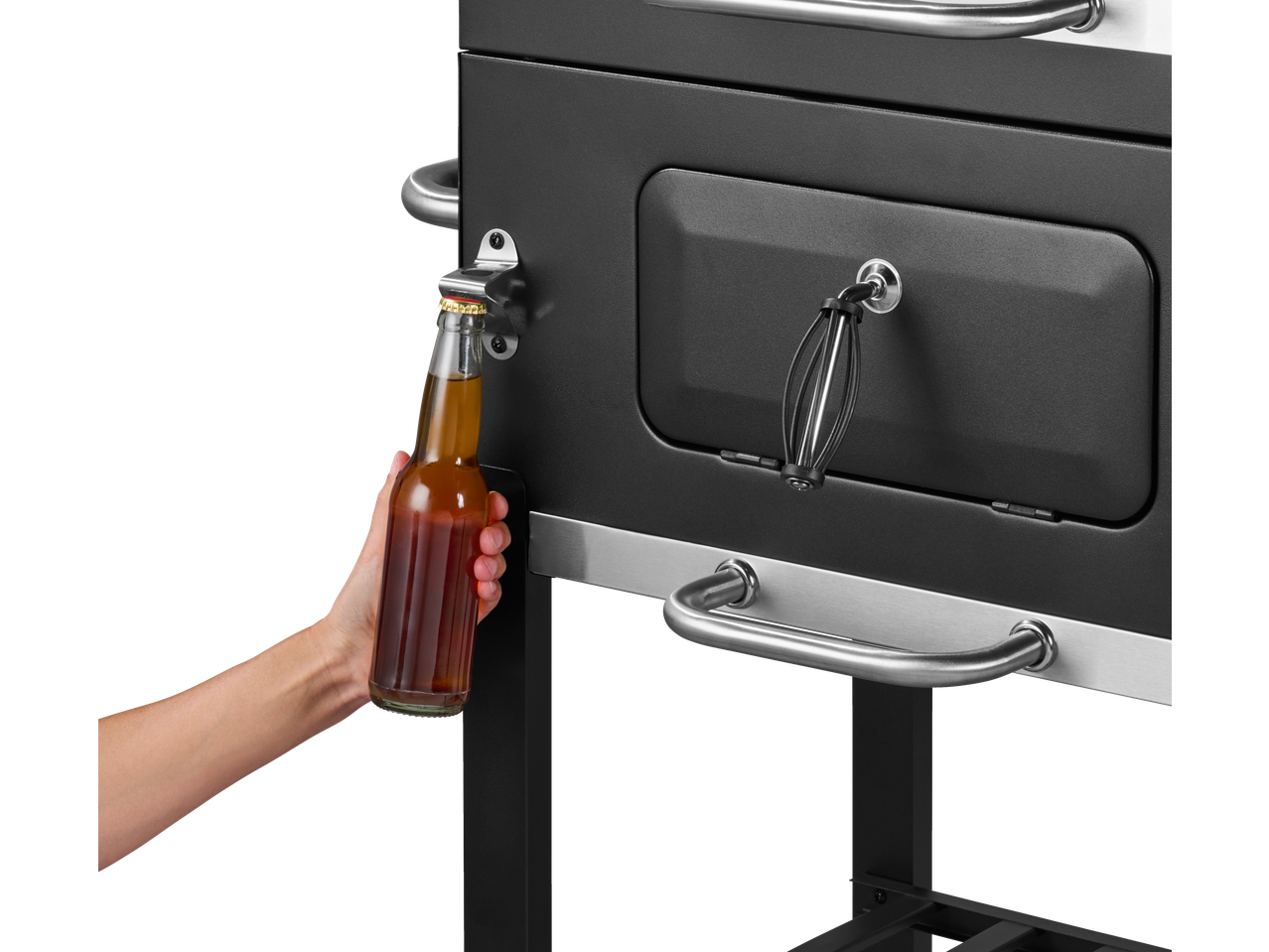 Uma mão a abrir uma garrafa com o abre-garrafas do grelhador a carvão GRILLMEISTER.