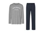Grå langærmet pyjamastop med tekst og mørkeblå ternede pyjamasbukser.