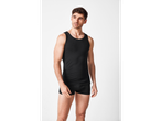 Bărbat modelând un tricou și chiloți negri.