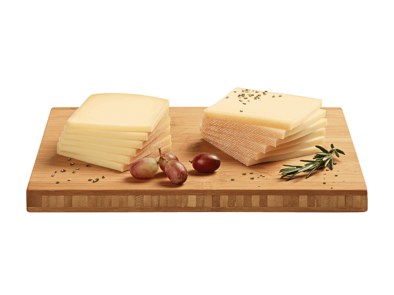 Geschnittener Käse auf einem Holzbrett mit Trauben, Rosmarin und Schnittlauch.