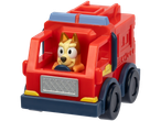Žaislas: Bluey Bingo figūrėlė raudoname gaisrinės automobilyje.