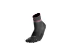 Calzino sportivo nero con dettagli rosa e un logo stilizzato a forma di montagna.
