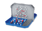 Ein tragbarer Battleship-Spieltisch mit Spielsteinen.