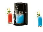 Un appareil à boissons glacées prépare des cocktails rouges et bleus.