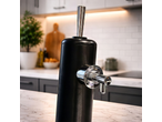 Dispensador de cerveja MAD MONKEY numa cozinha com bancada de mármore.