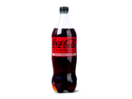 Een fles Coca-Cola Zero Sugar met een rood etiket en zwarte dop op een zwarte achtergrond.