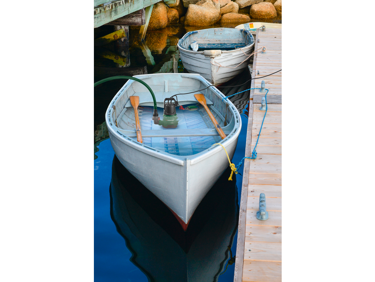 Pompă submersibilă PARKSIDE pentru apă curată într-o barcă cu vâsle la doc.