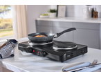 Placa dupla SILVERCREST com frigideira e comida na cozinha.
