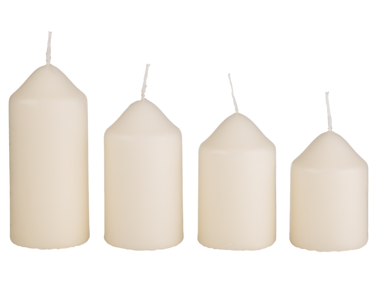 Keturios kreminės spalvos cilindrinės žvakės, skirtingo aukščio, su baltais dagčiais