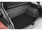 Automobilio bagažinė su juodu, tekstūruotu guminiu kilimėliu.