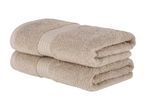 To beige håndklæder stablet oven på hinanden.
