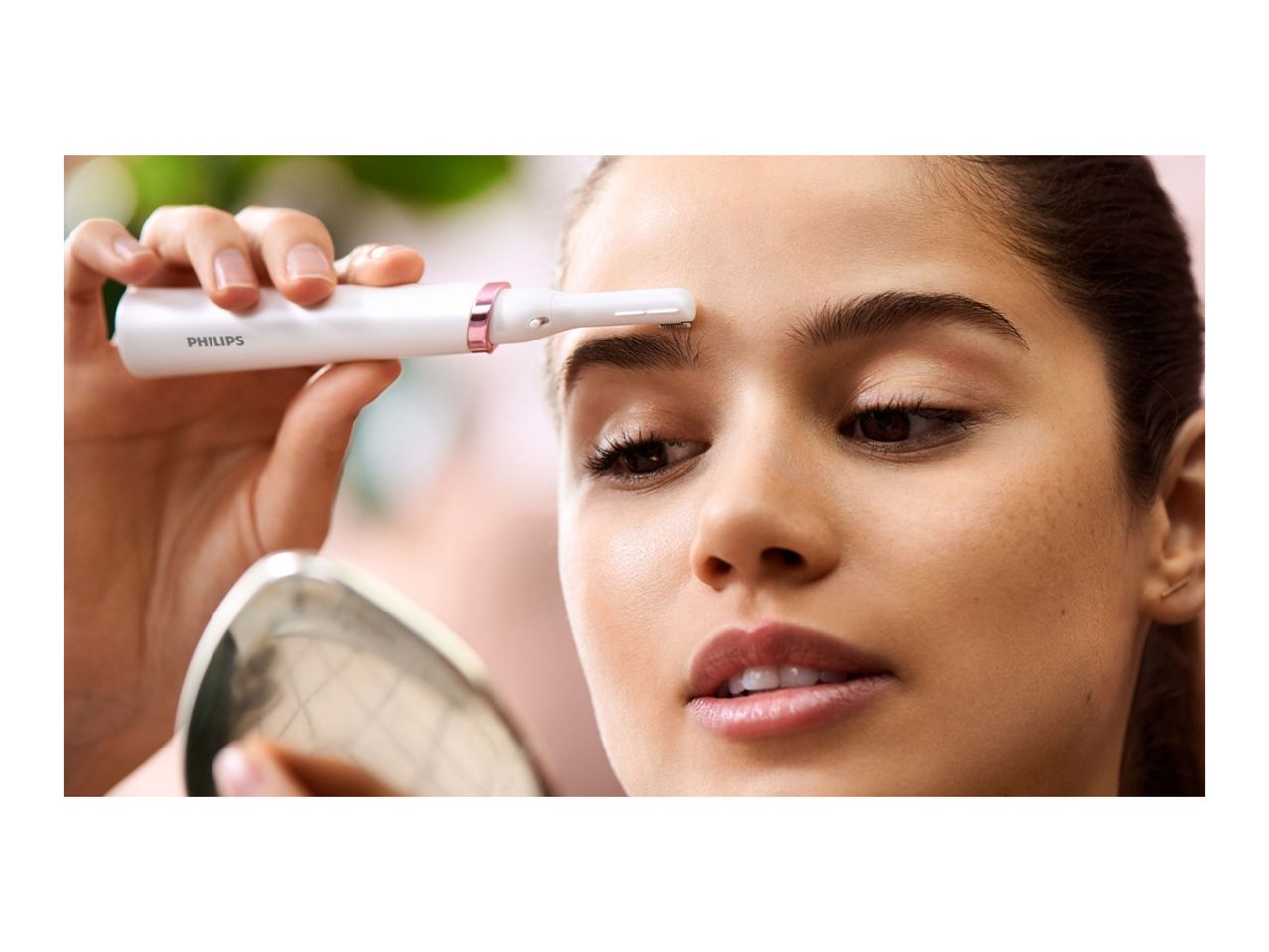 Go to full screen view: Philips Eyebrow Pen Trimmer - Image 3