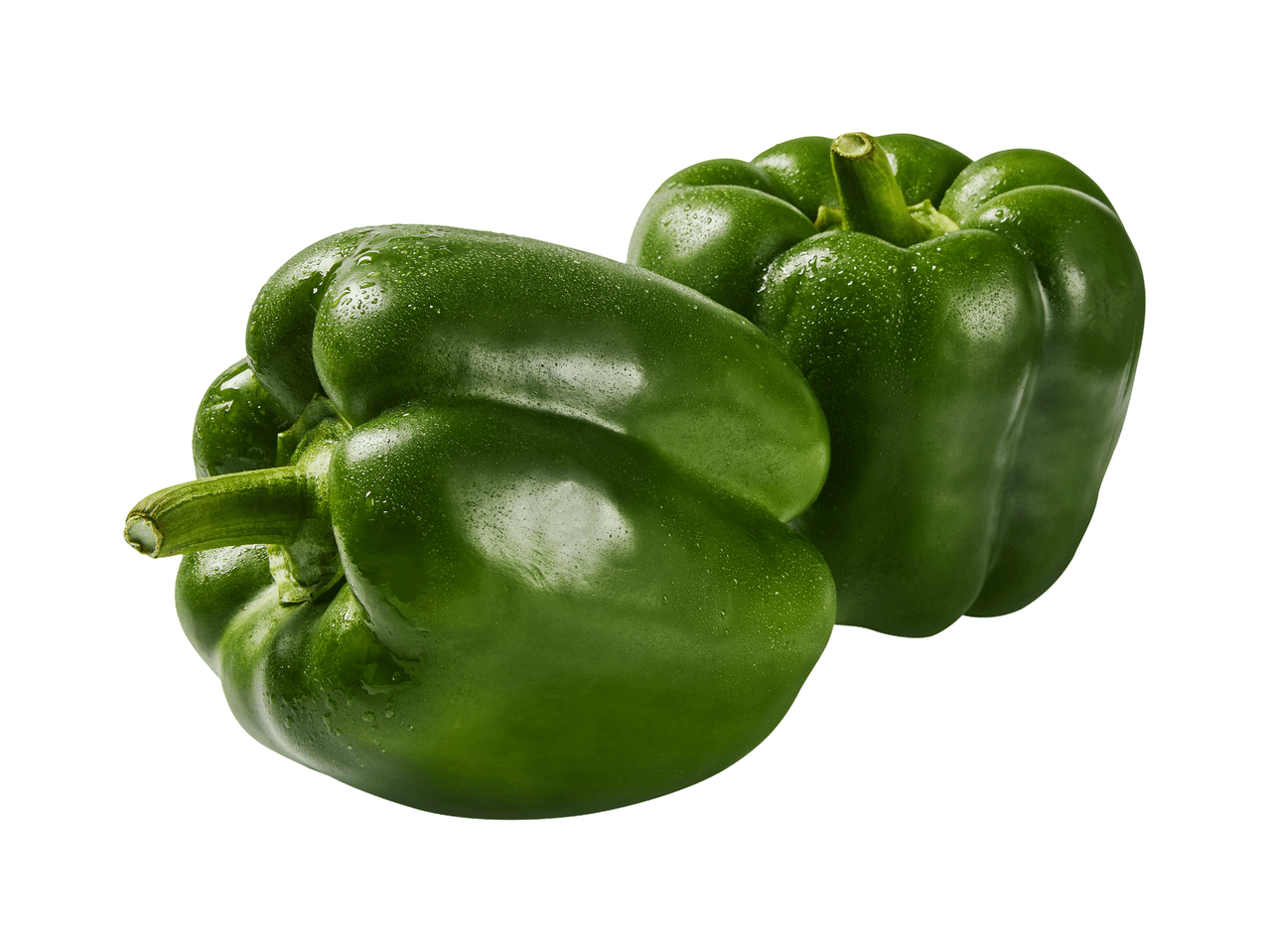 Dois pimentos verdes frescos com gotas de água sobre um fundo preto.