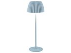 Lampada da terra con paralume a pieghe azzurro e base rotonda.