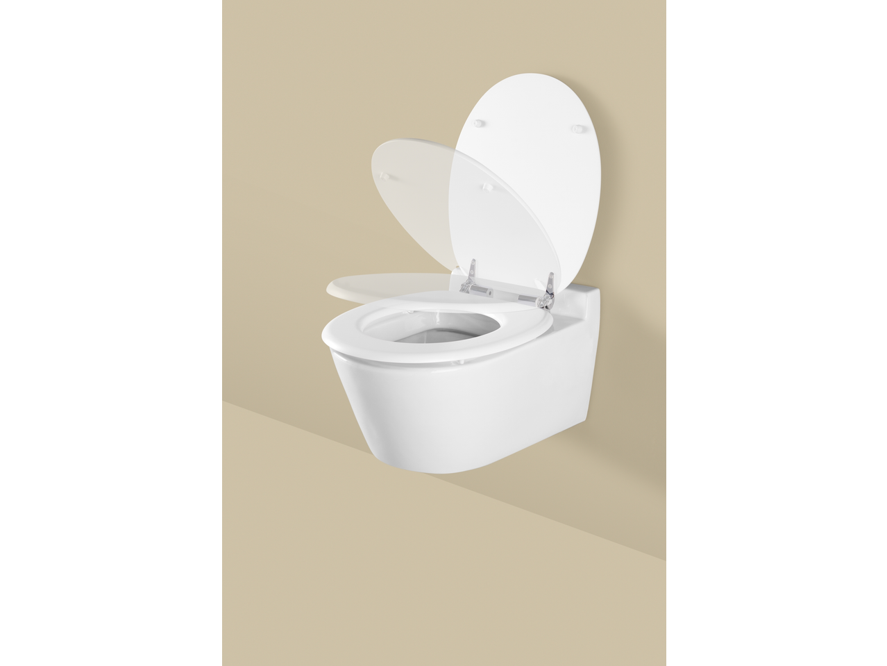 Dve bele LIVARNO WC daske, jedna podignuta, druga blago podignuta, na bež pozadini.