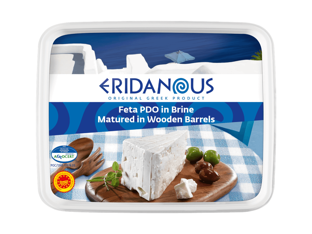 Feta AOP en saumure, affinée en fûts de bois, avec olives et herbes sur une planche en bois.