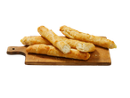 Bureks de queijo dourados sobre uma tábua de madeira.
